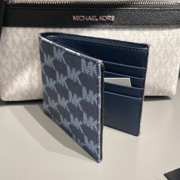 Michael Kors Men’s Women’s Cooper Logo Fabric Billfold Wallet Navy NWT
Unisex - Picture 6 of 16